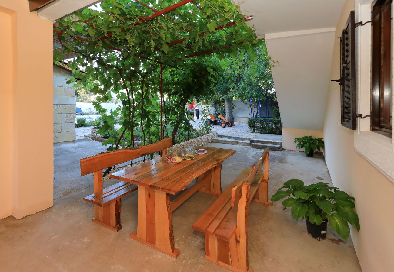 Ferienhaus in Puljane - Ferienhaus Antona mit Privatpool