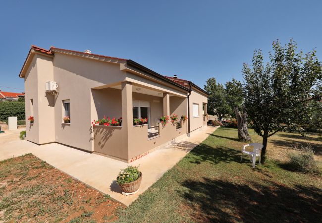 Ferienwohnung in Zadar - Ferienwohnung Jerbic beim Sportzentrum Višnjik