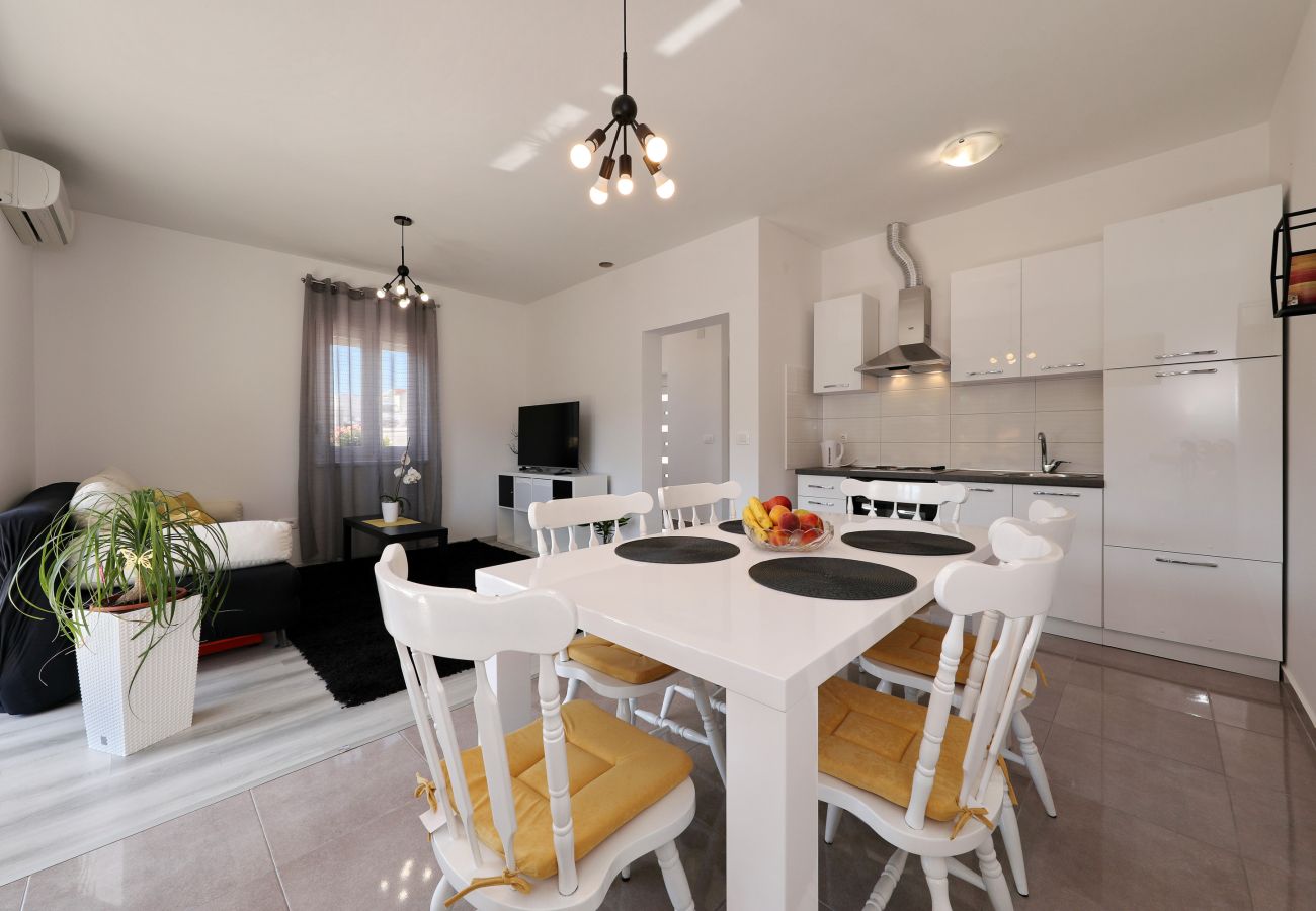 Ferienwohnung in Zadar - Ferienwohnung Jerbic beim Sportzentrum Višnjik