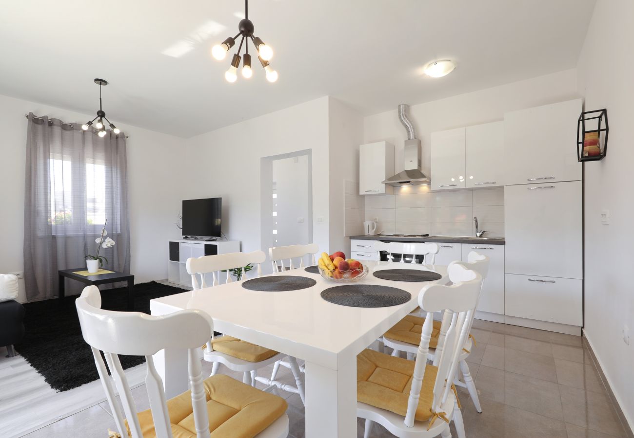 Ferienwohnung in Zadar - Ferienwohnung Jerbic beim Sportzentrum Višnjik