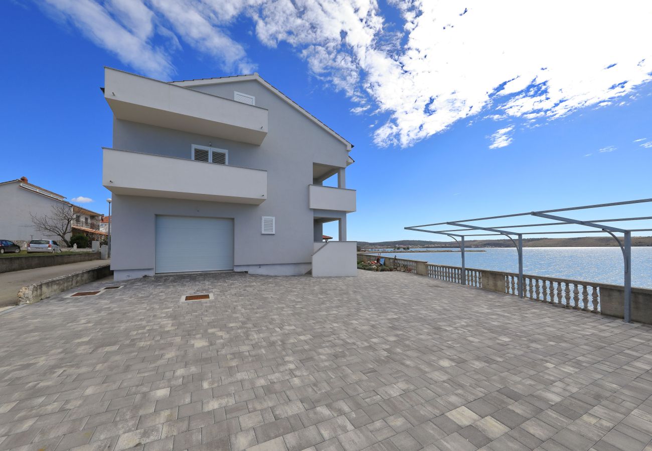 Ferienwohnung in Ljubac - Ferienwohnung Gazic 1 direkt am Meer