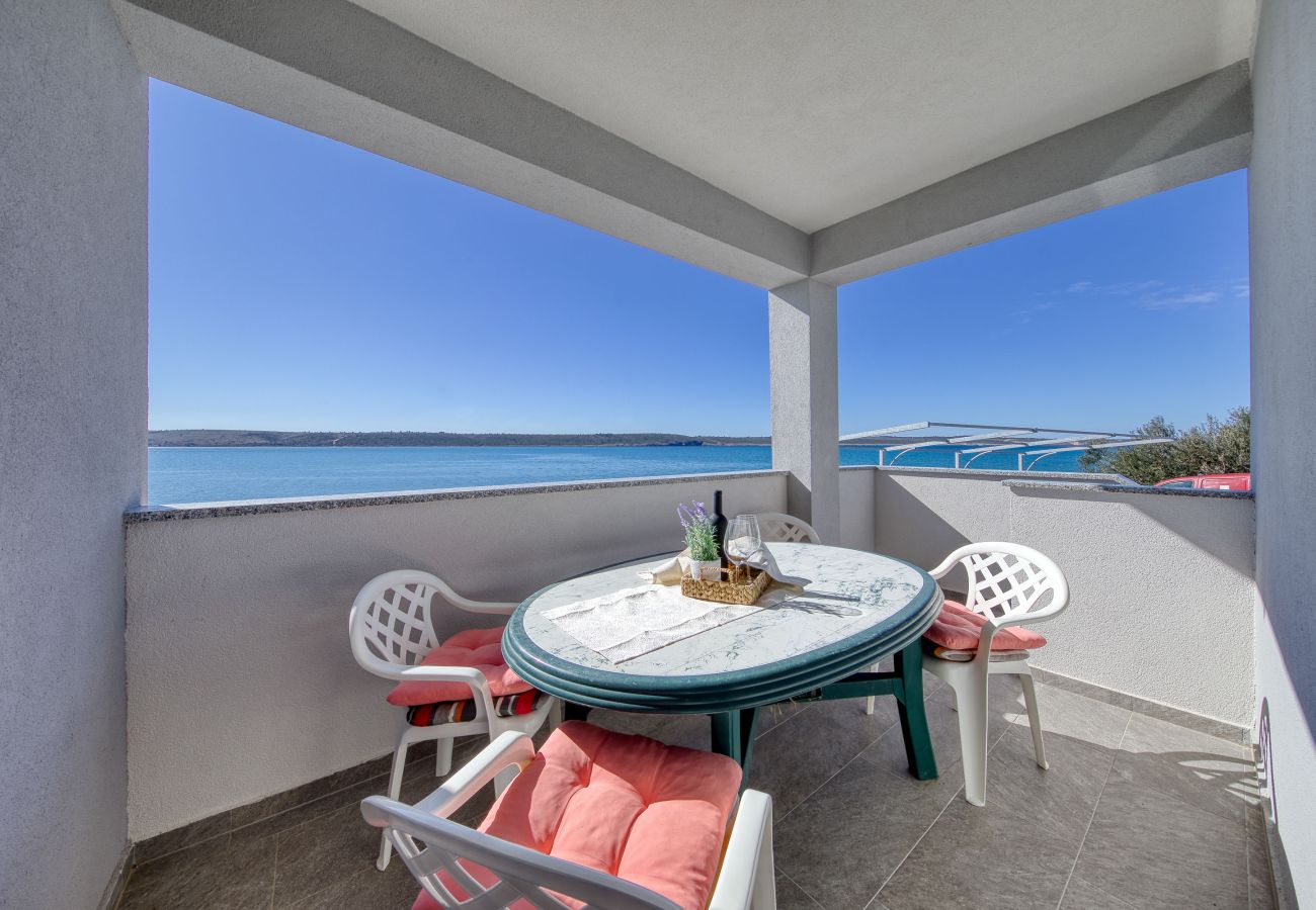 Ferienwohnung in Ljubac - Ferienwohnung Gazic 1 direkt am Meer