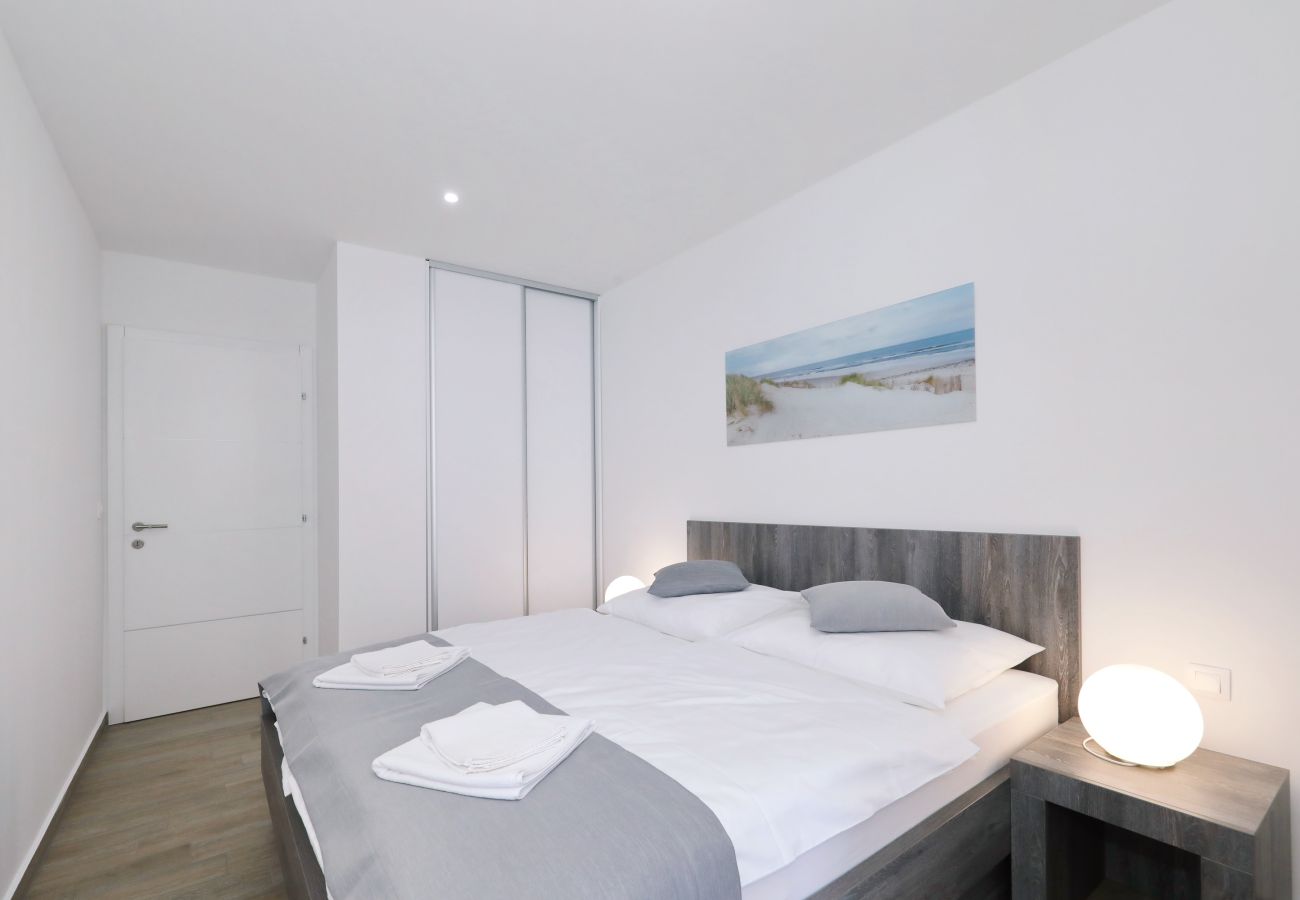 Ferienwohnung in Starigrad - Ferienwohnung Meeresbrise 4 direkt am Meer