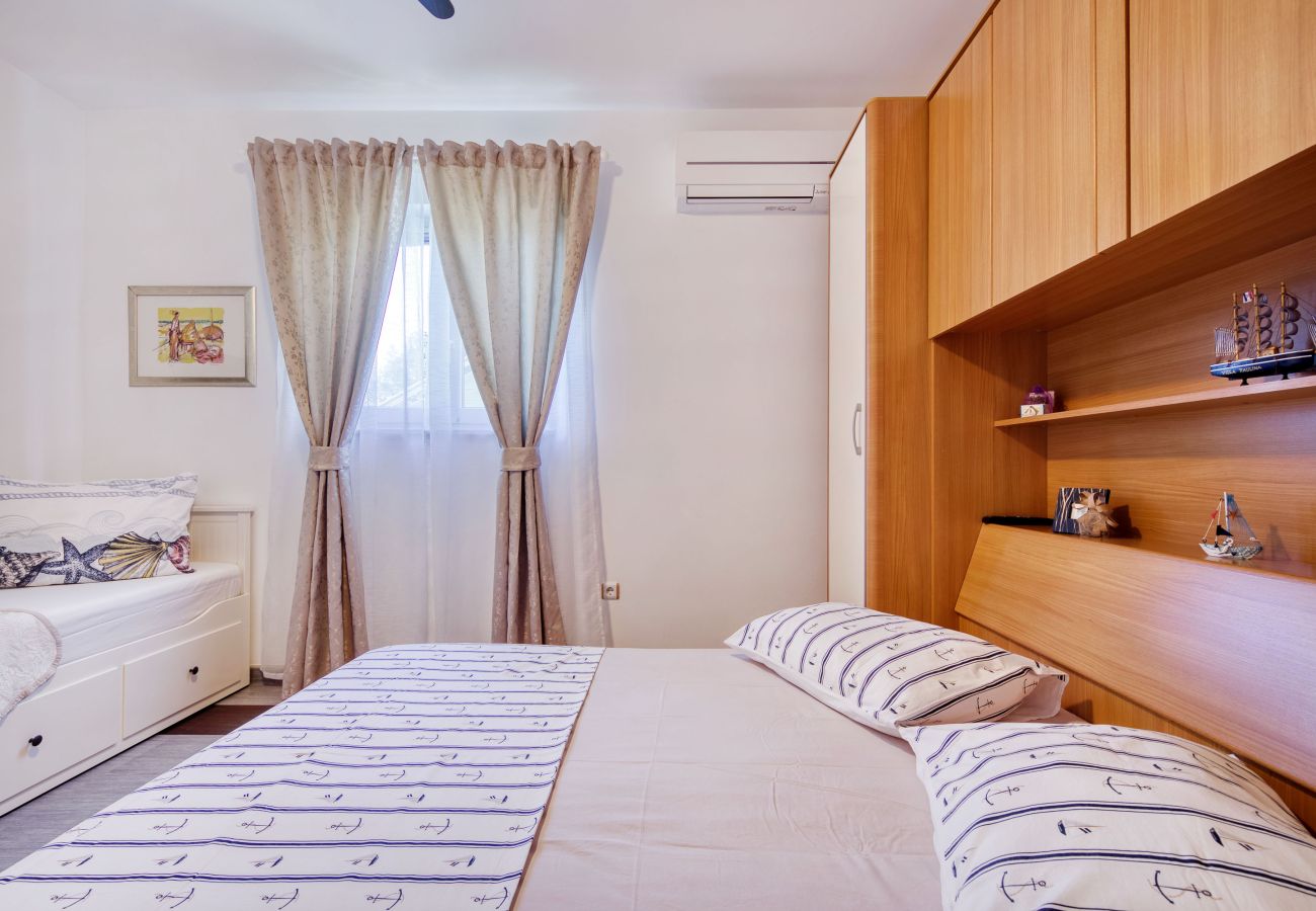 Villa in Starigrad - Villa Paulina mit beheiztem Pool