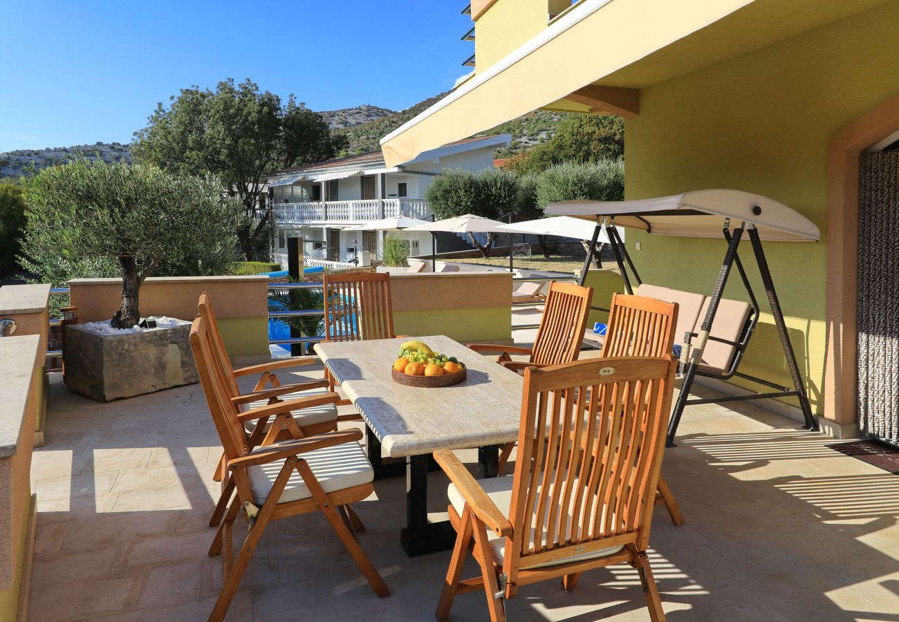 Villa in Starigrad - Villa Paulina mit beheiztem Pool