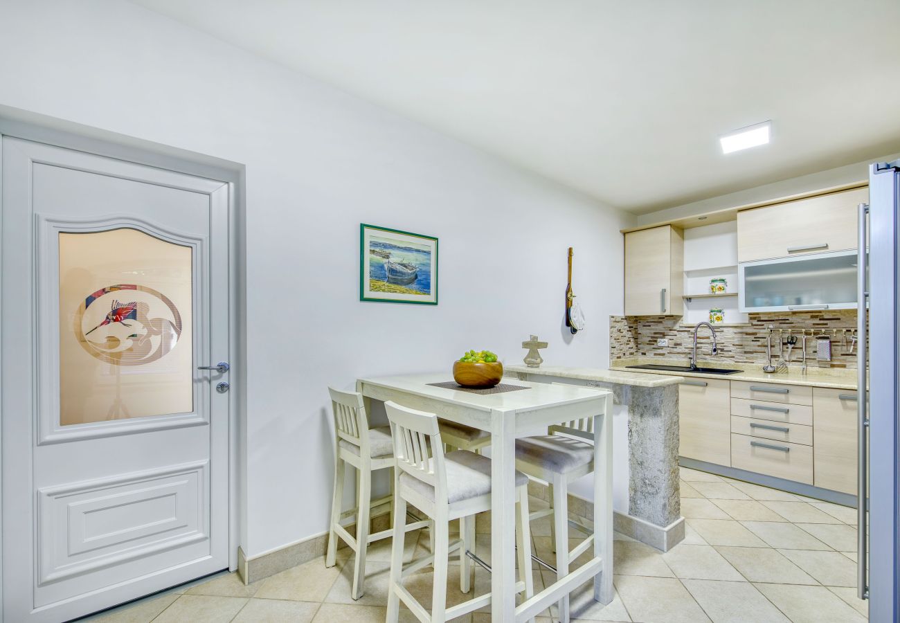 Villa in Starigrad - Villa Paulina mit beheiztem Pool