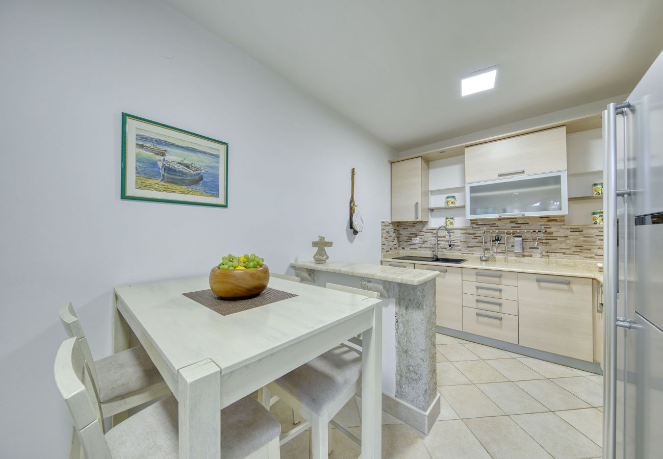 Villa in Starigrad - Villa Paulina mit beheiztem Pool