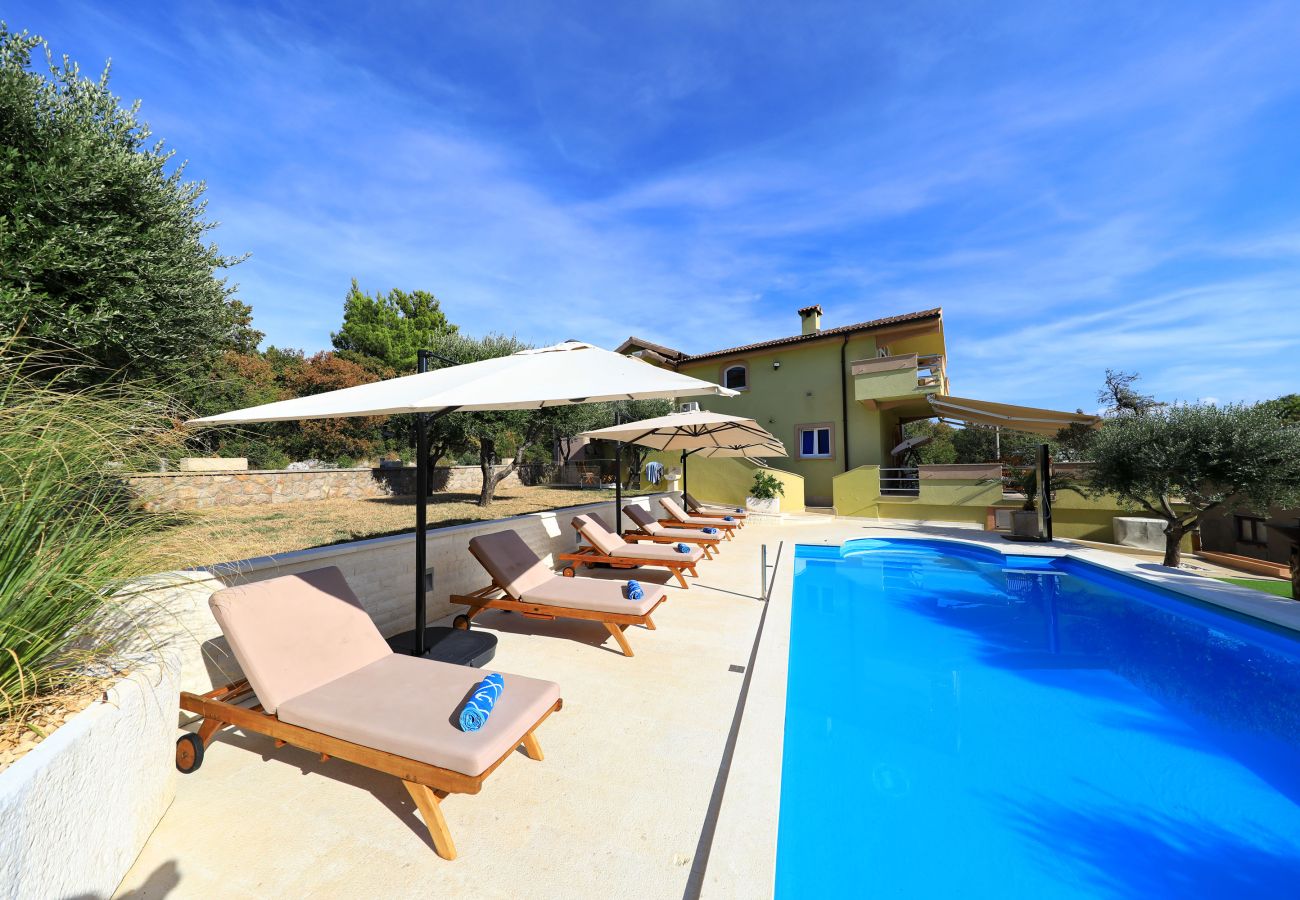 Villa in Starigrad - Villa Paulina mit beheiztem Pool