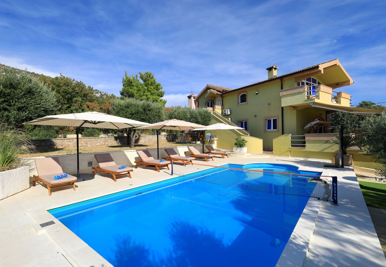 Villa in Starigrad - Villa Paulina mit beheiztem Pool