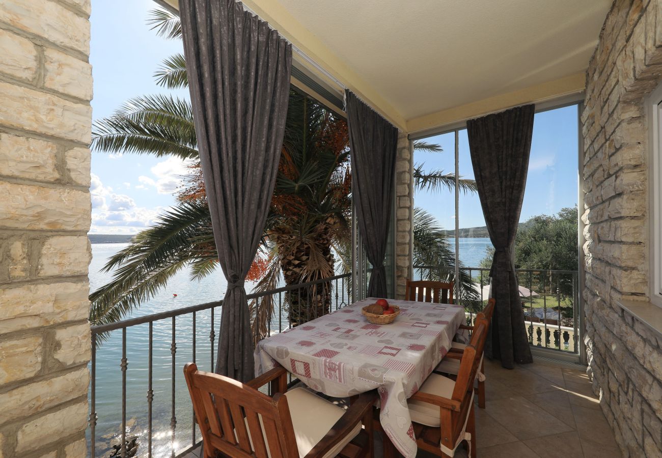 Ferienwohnung in Maslenica -  Ferienwohnung Laura 2 direkt am Meer