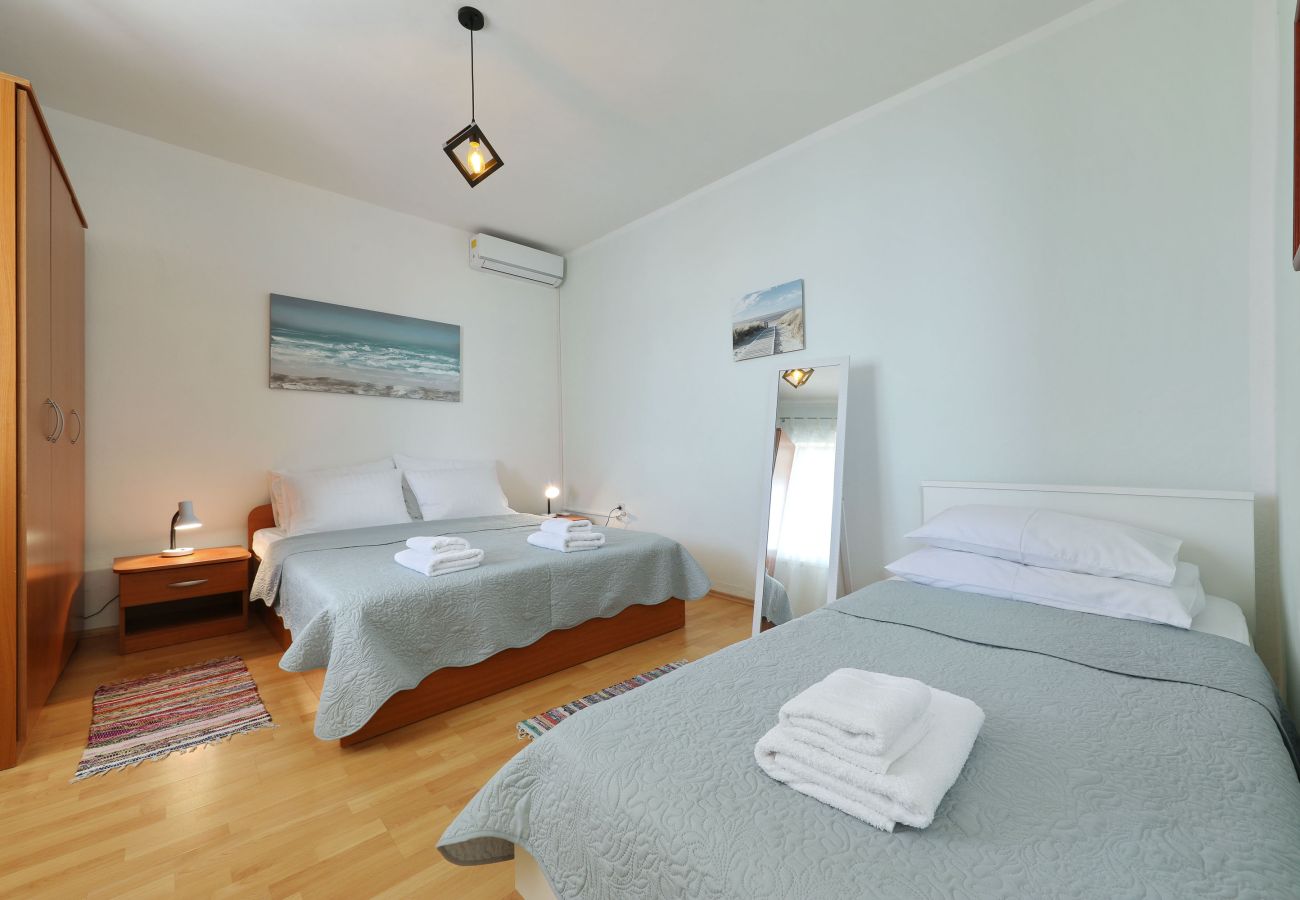 Ferienwohnung in Maslenica - Ferienwohnung Laura 3 direkt am Meer
