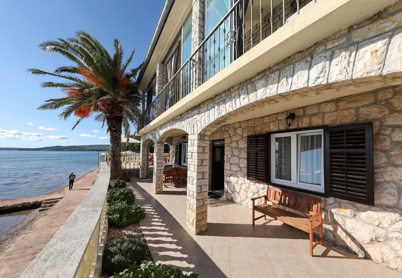 Ferienwohnung in Maslenica - Ferienwohnung Laura 3 direkt am Meer