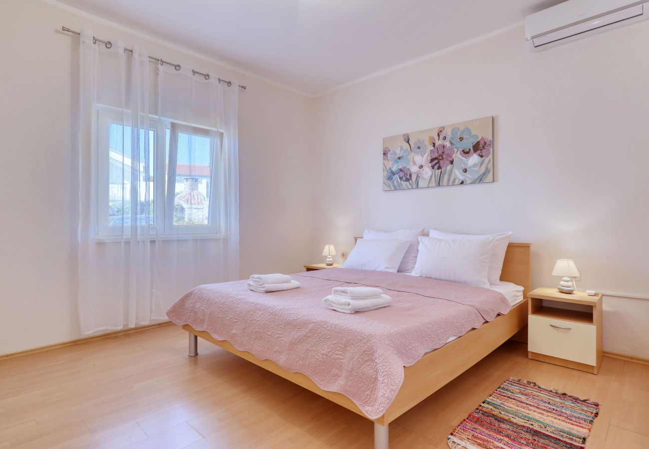 Ferienwohnung in Maslenica - Ferienwohnung Laura 3 direkt am Meer