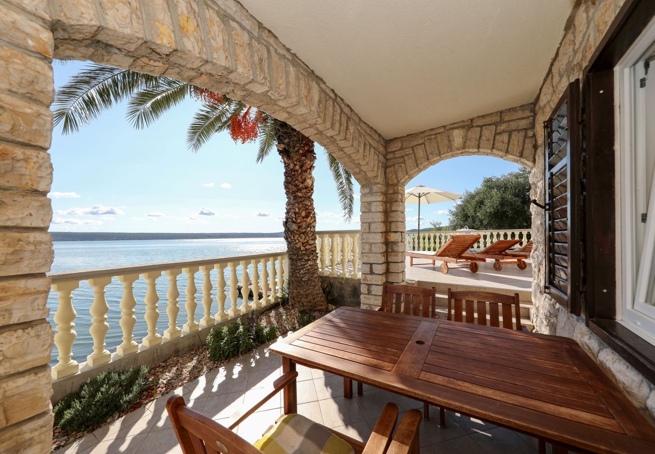 Ferienwohnung in Maslenica - Ferienwohnung Laura 3 direkt am Meer