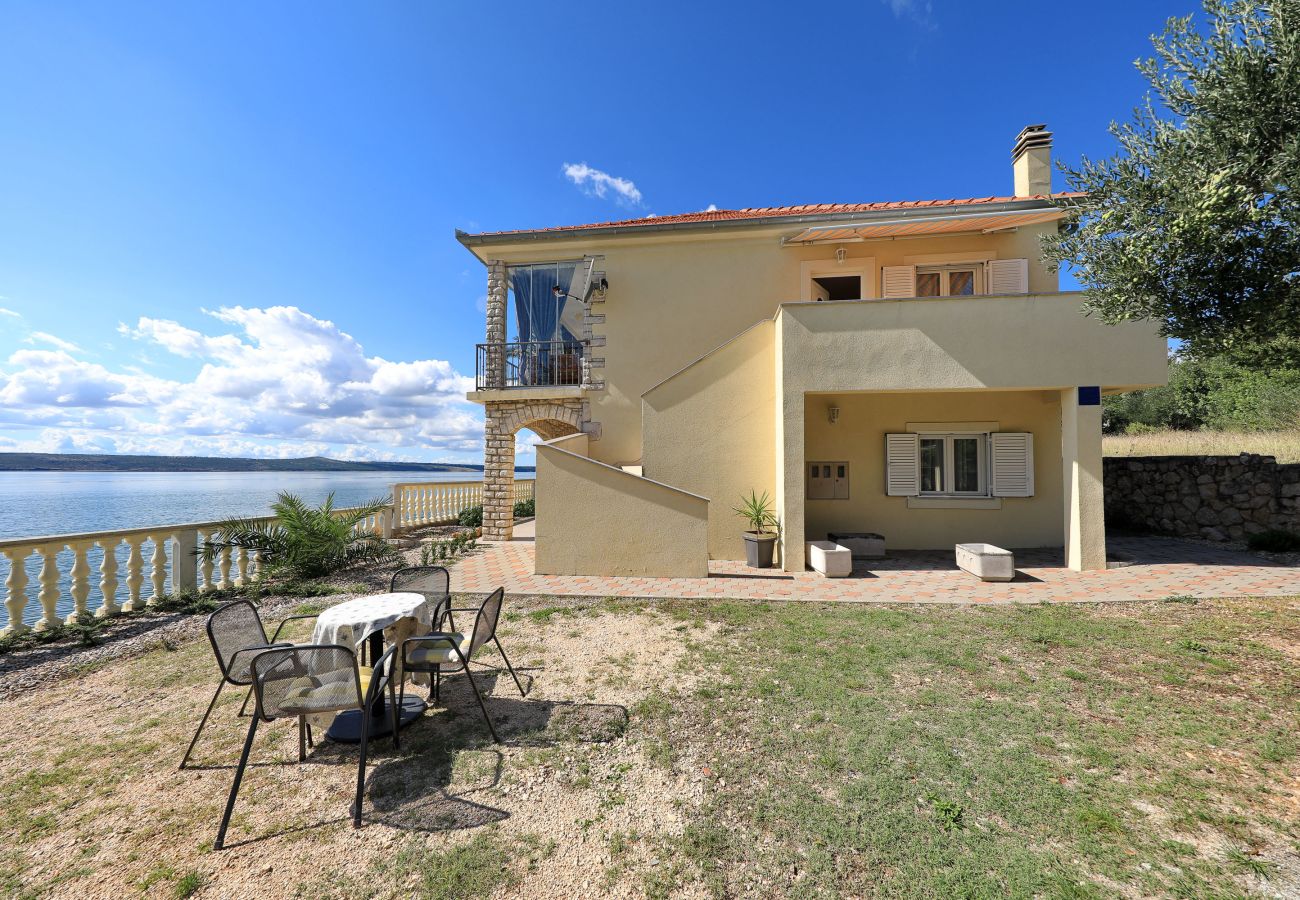 Ferienwohnung in Maslenica - Ferienwohnung Laura 3 direkt am Meer