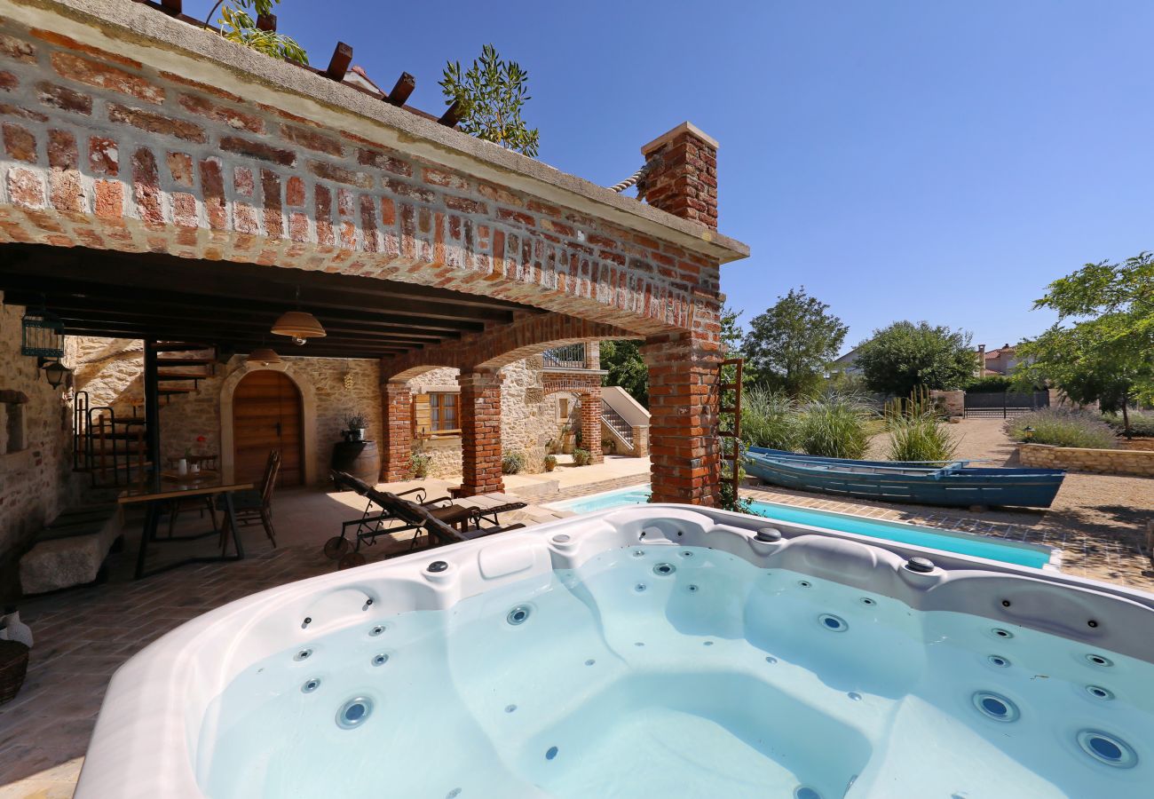 Villa in Nin - Villa Steinhaus Gland mit Pool