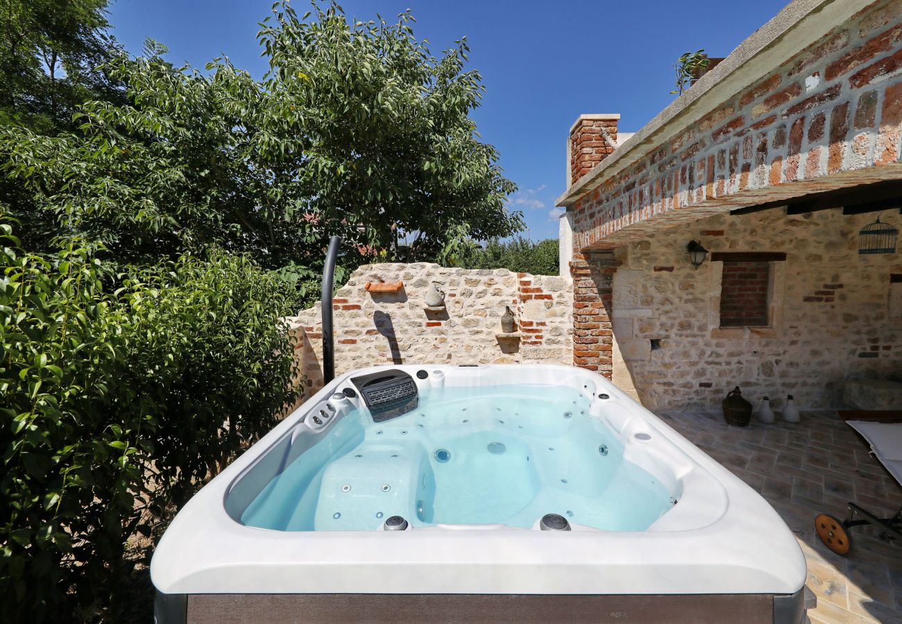 Villa in Nin - Villa Steinhaus Gland mit Pool