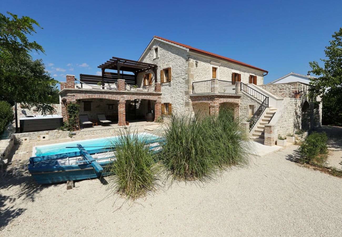 Villa in Nin - Villa Steinhaus Gland mit Pool