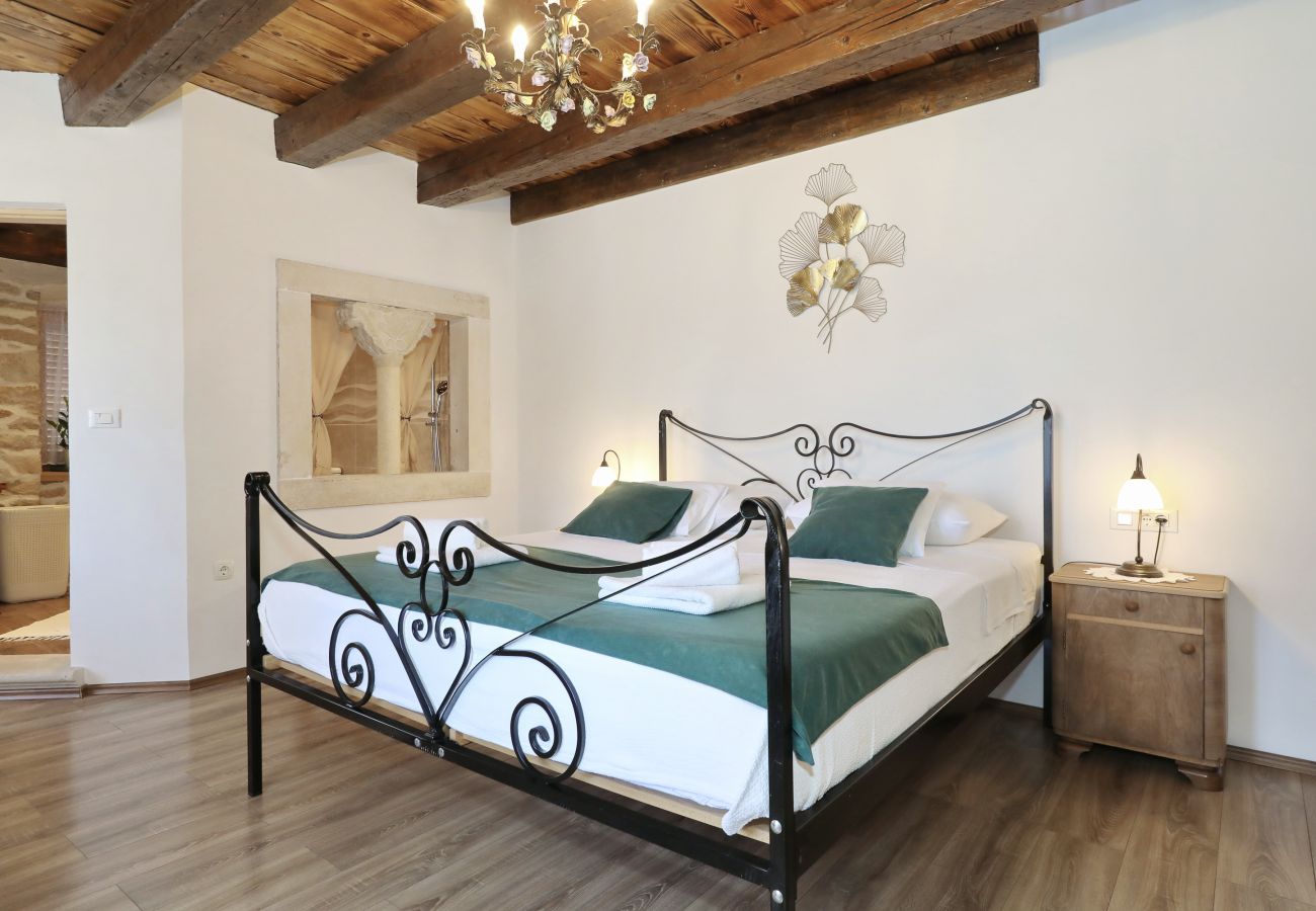 Villa in Nin - Villa Steinhaus Gland mit Pool