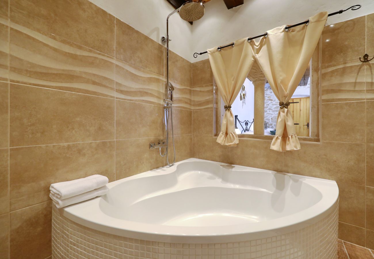 Villa in Nin - Villa Steinhaus Gland mit Pool