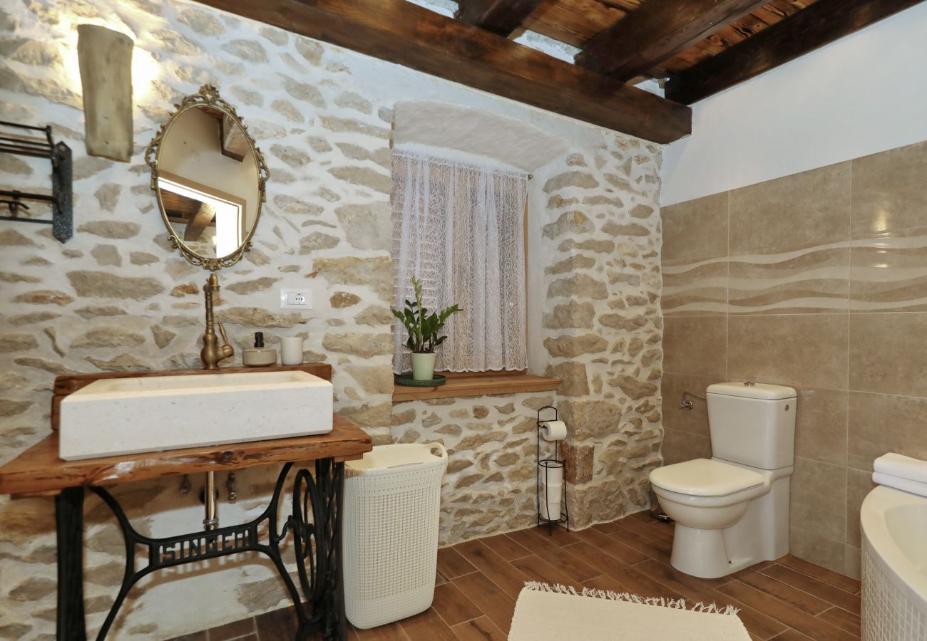 Villa in Nin - Villa Steinhaus Gland mit Pool