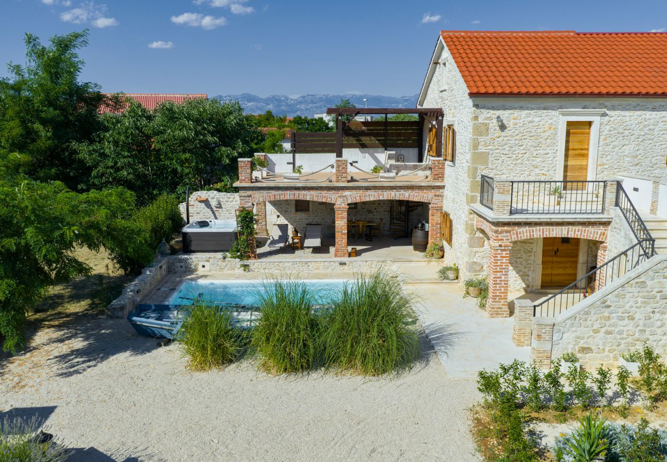 Villa in Nin - Villa Steinhaus Gland mit Pool