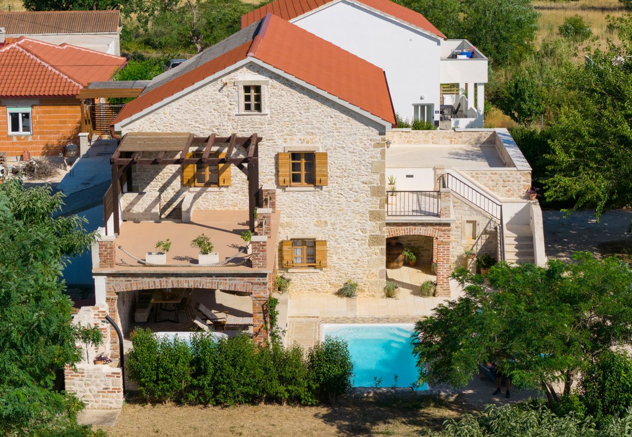 Villa in Nin - Villa Steinhaus Gland mit Pool