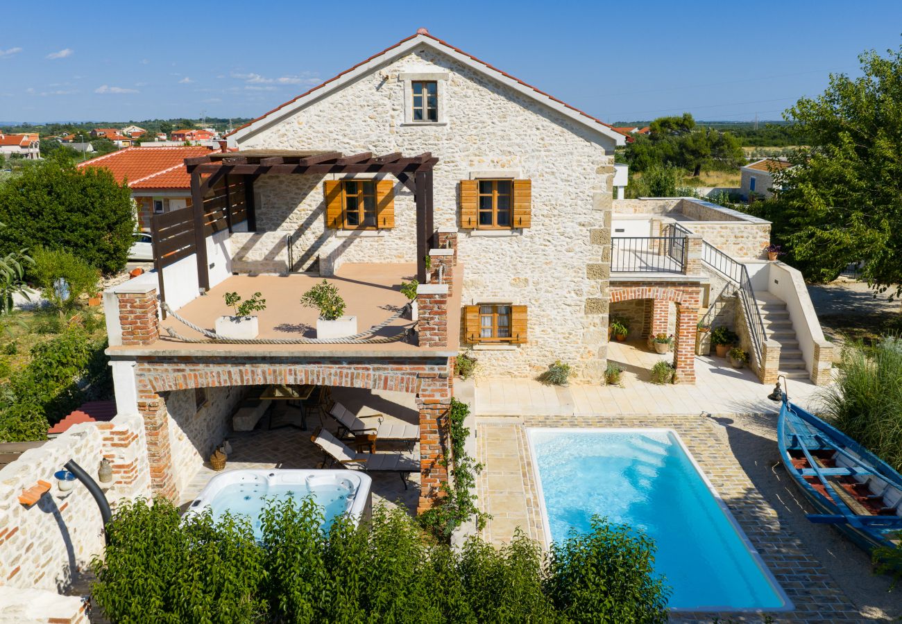Villa in Nin - Villa Steinhaus Gland mit Pool