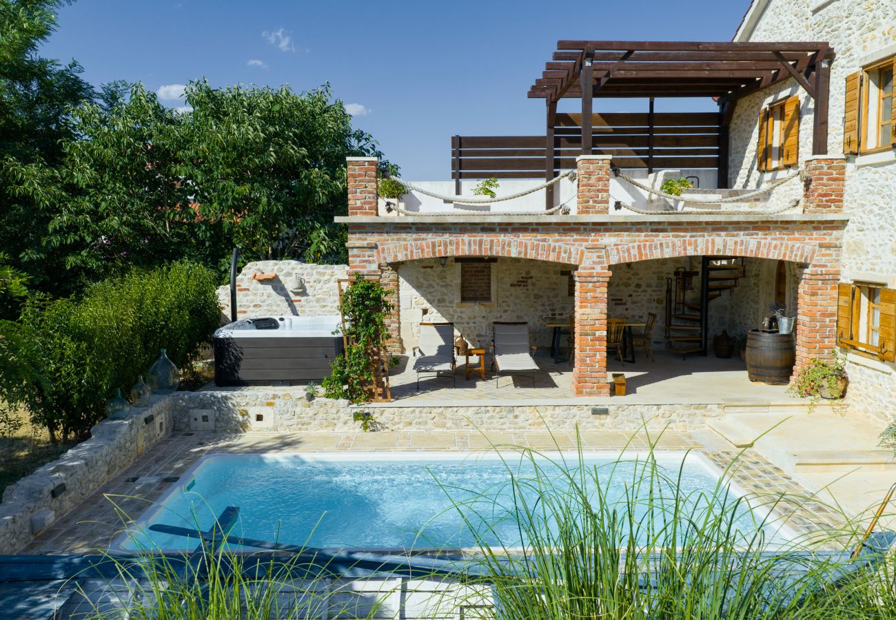 Villa in Nin - Villa Steinhaus Gland mit Pool