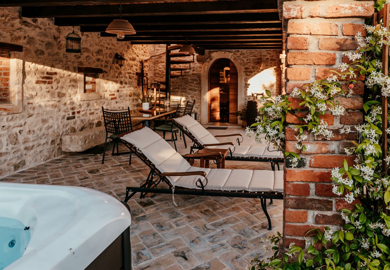 Villa in Nin - Villa Gland mit Pool und Whirlpool