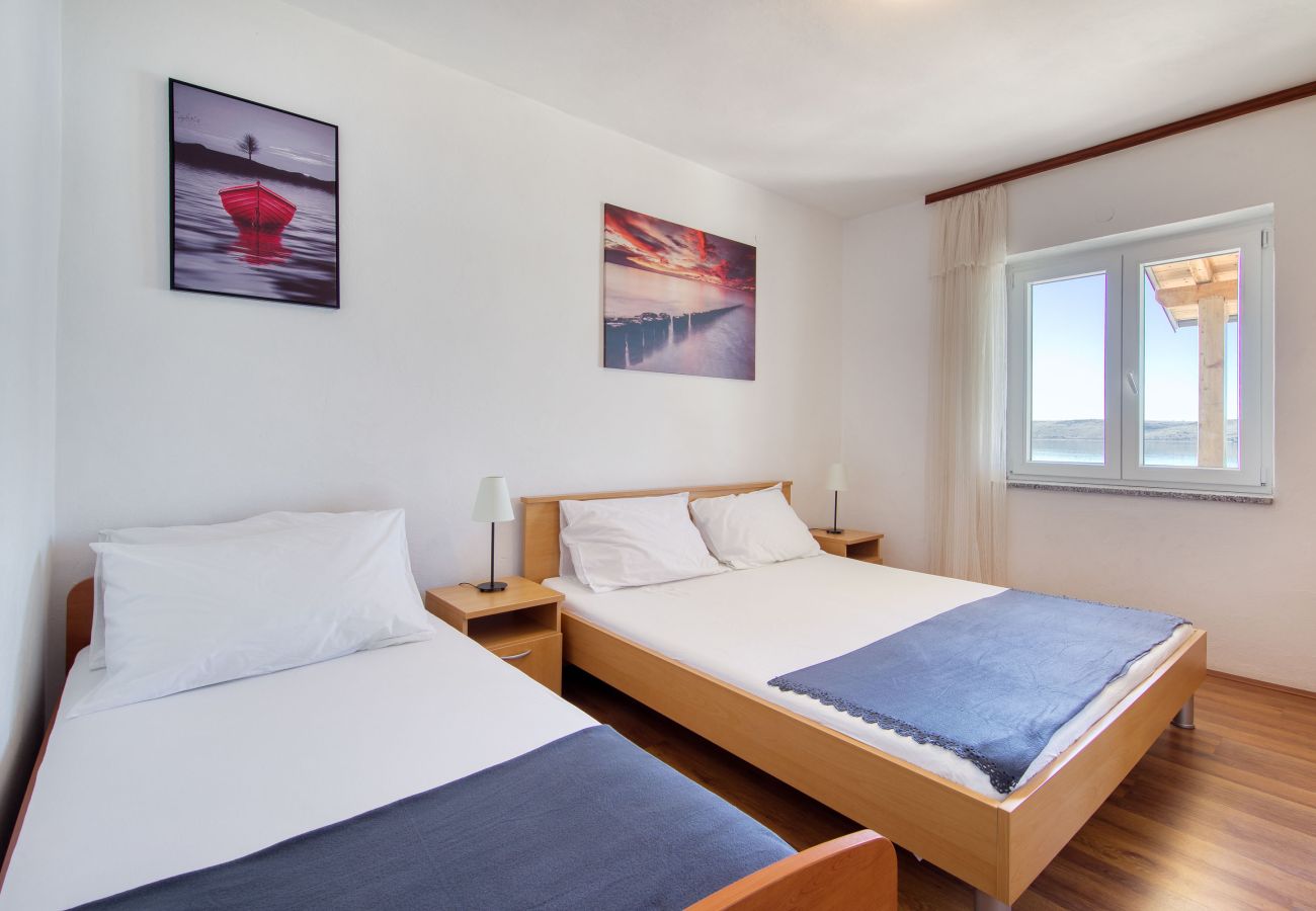 Ferienwohnung in Ljubac - Ferienwohnung Gazic 3 direkt am Meer