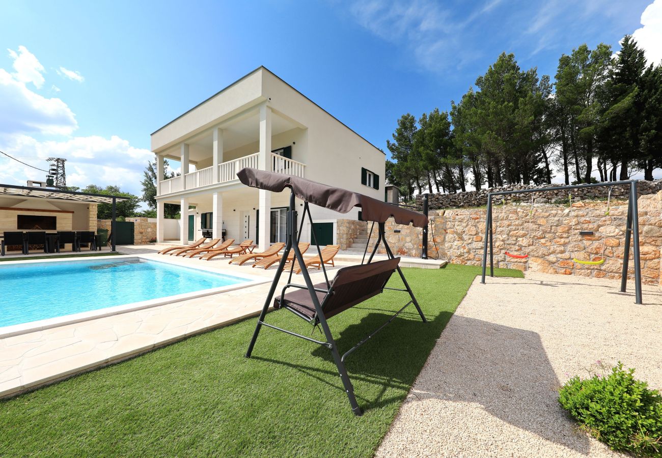 Villa in Kruševo - Villa Zrmanja mit beheiztem Pool