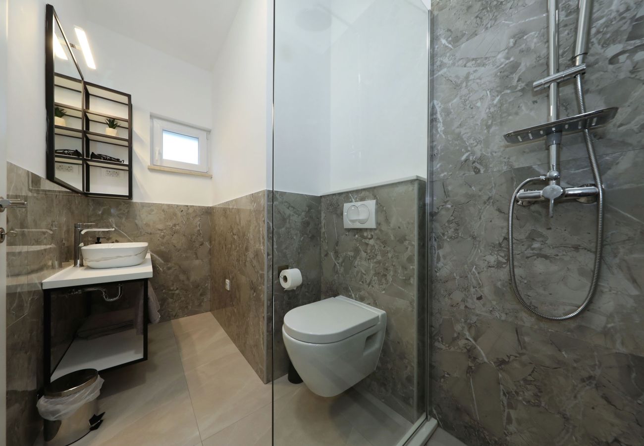 Villa in Kruševo - Villa Zrmanja mit beheiztem Pool