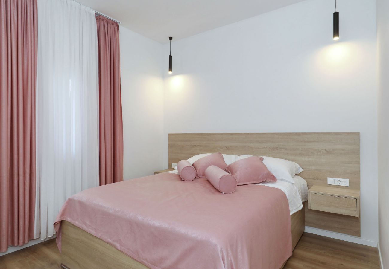 Villa in Kruševo - Villa Zrmanja mit beheiztem Pool