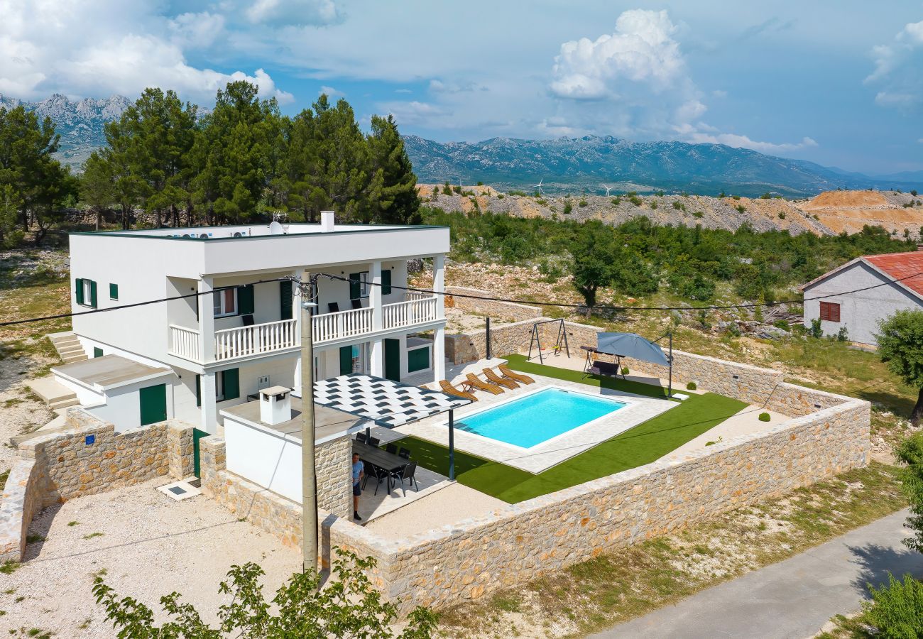 Villa in Kruševo - Villa Zrmanja mit beheiztem Pool