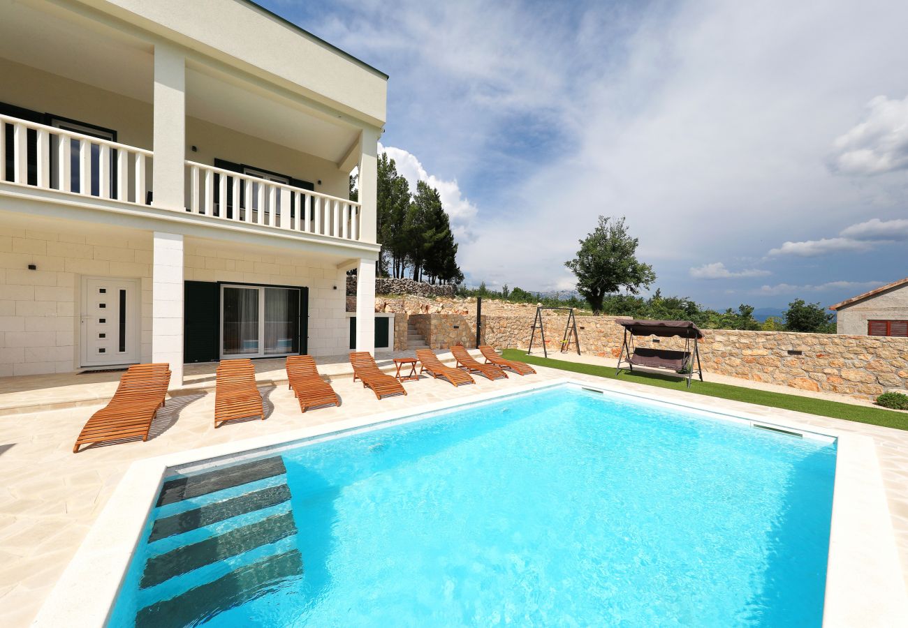 Villa in Kruševo - Villa Zrmanja mit beheiztem Pool