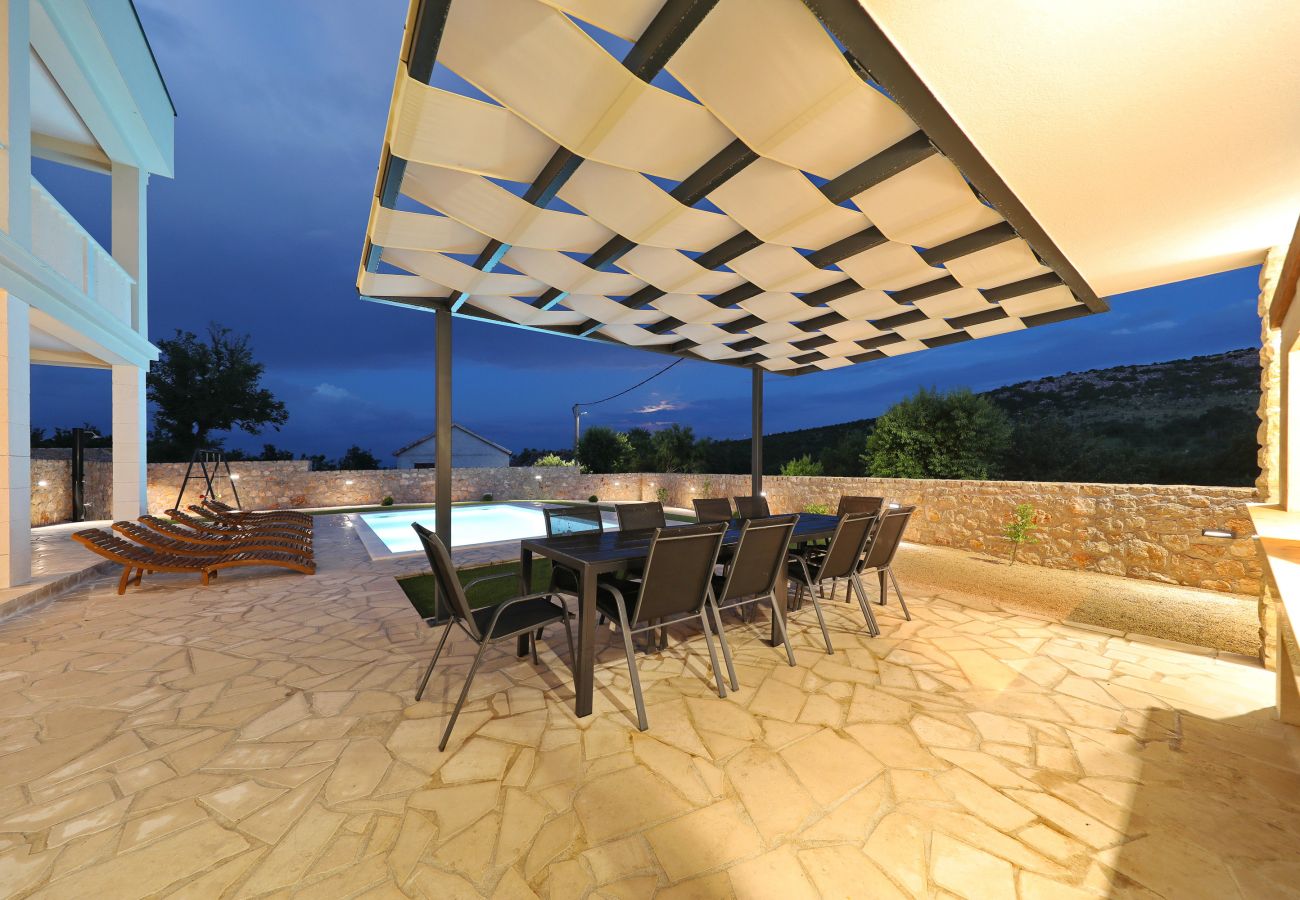 Villa in Kruševo - Villa Zrmanja mit beheiztem Pool