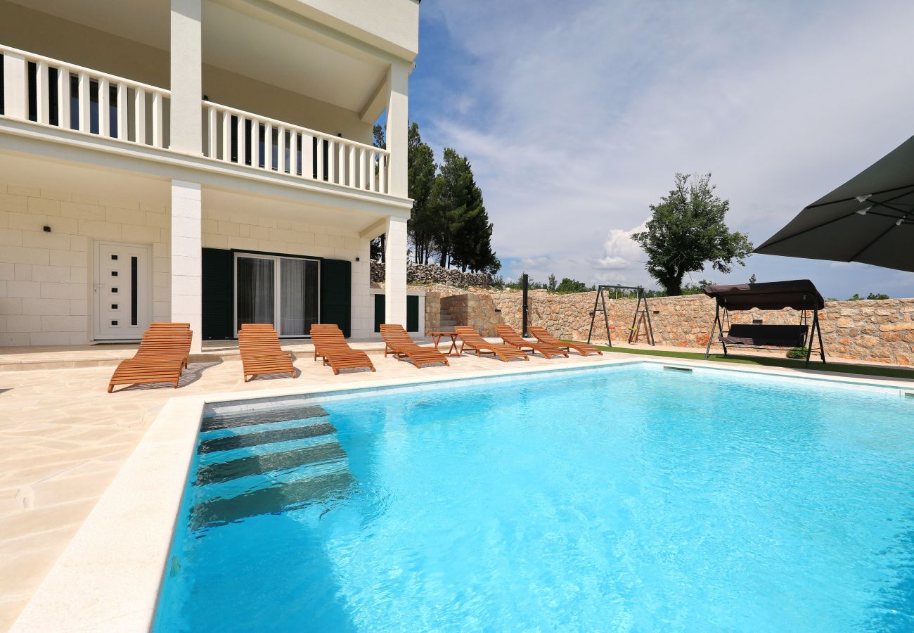 Villa in Kruševo - Villa Zrmanja mit beheiztem Pool