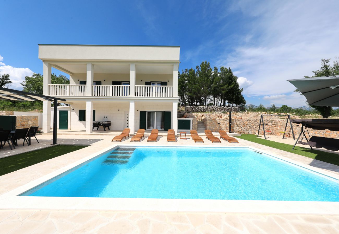 Villa in Kruševo - Villa Zrmanja mit beheiztem Pool