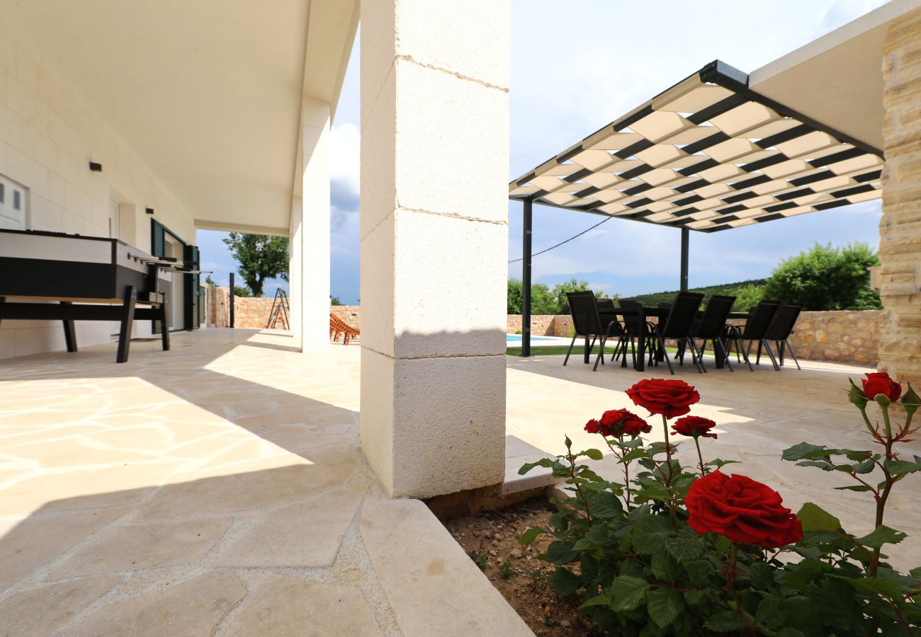 Villa in Kruševo - Villa Zrmanja mit beheiztem Pool