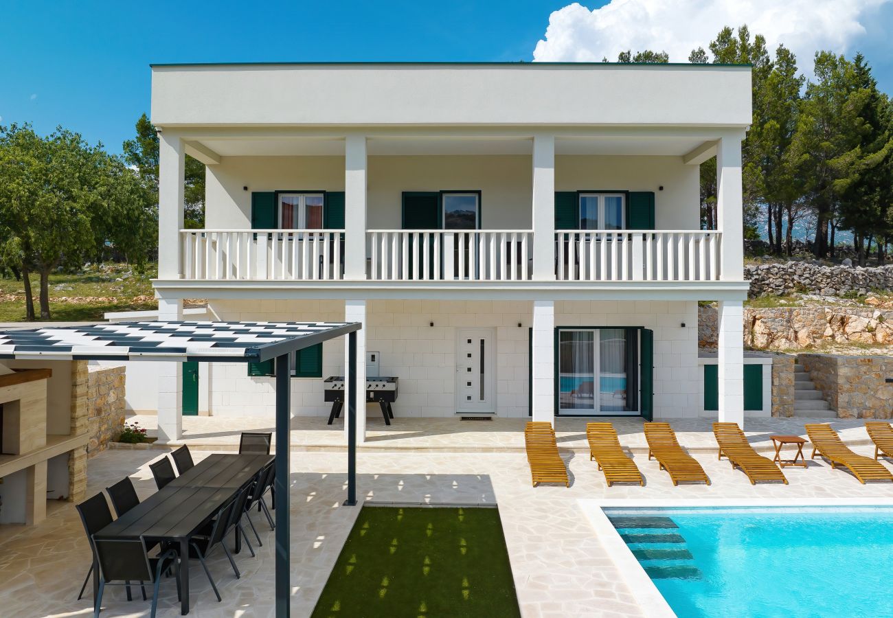Villa in Kruševo - Villa Zrmanja mit beheiztem Pool