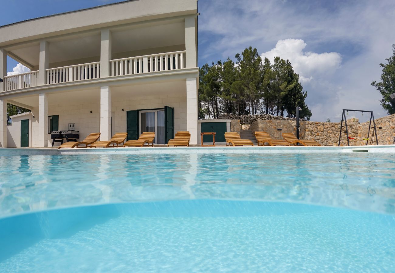 Villa in Kruševo - Villa Zrmanja mit beheiztem Pool
