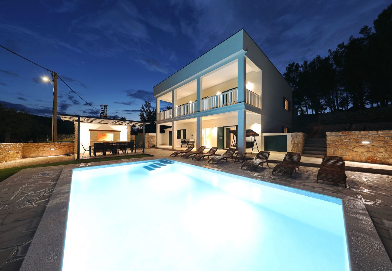 Villa in Kruševo - Villa Zrmanja mit beheiztem Pool