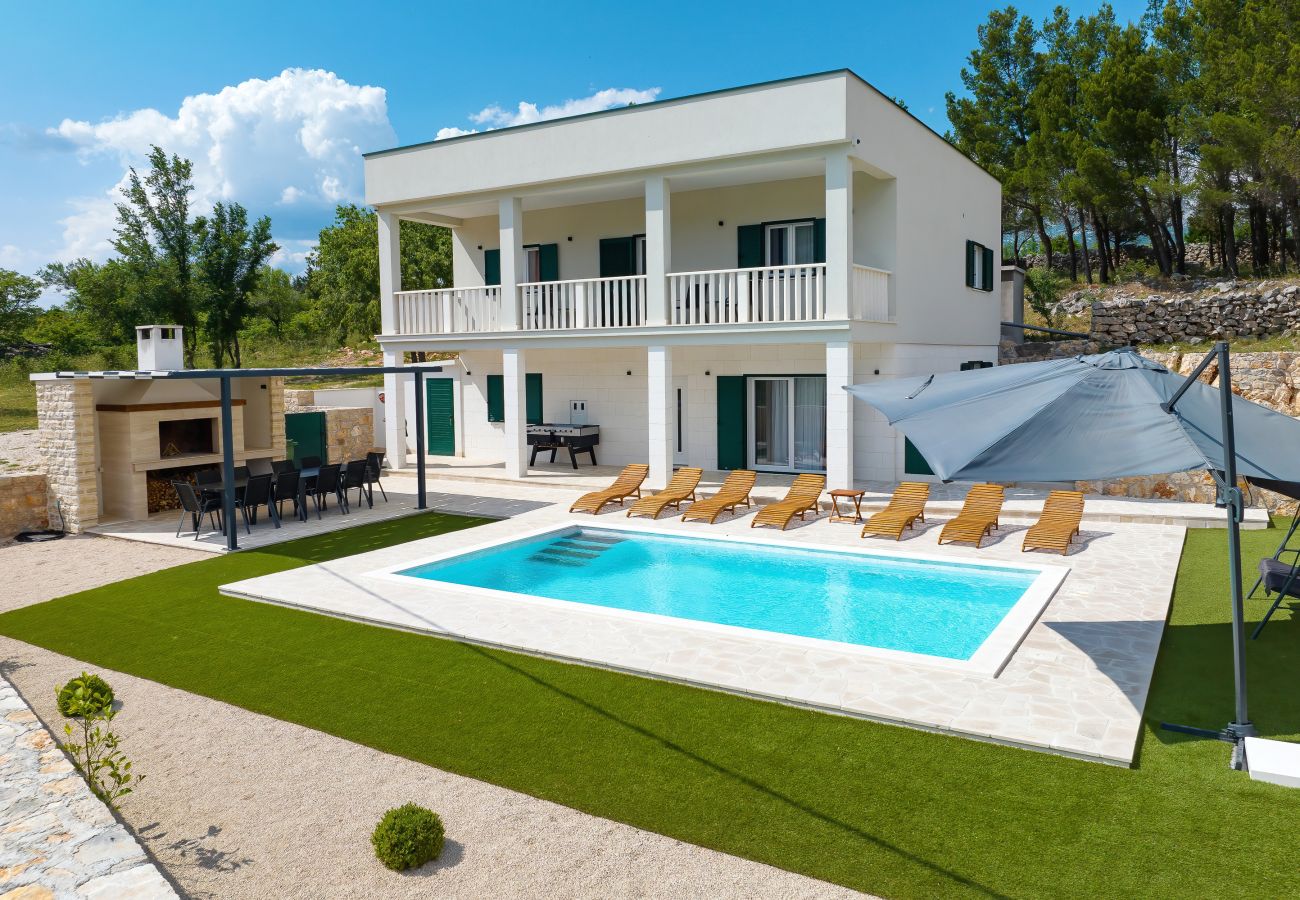 Villa in Kruševo - Villa Zrmanja mit beheiztem Pool