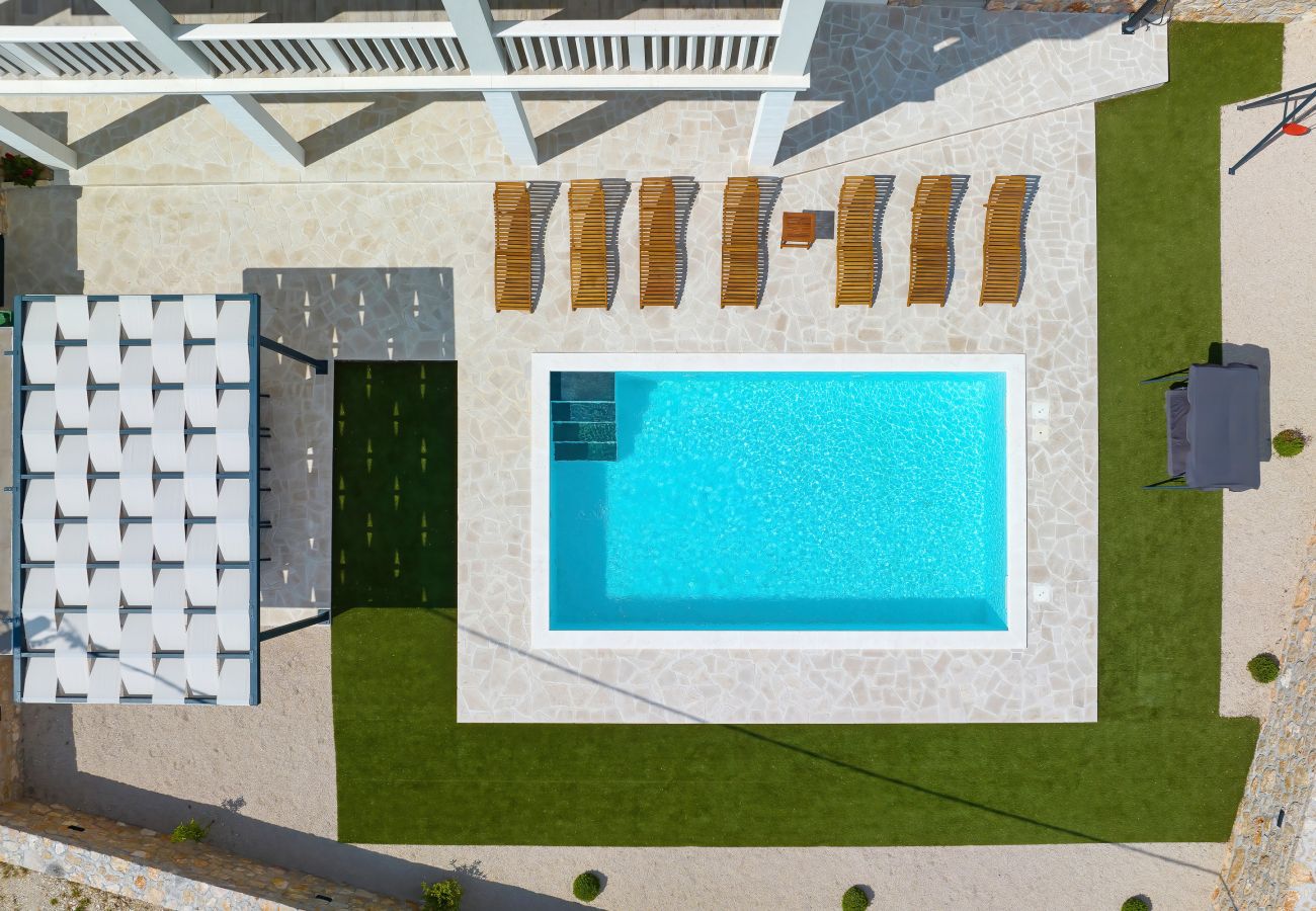 Villa in Kruševo - Villa Zrmanja mit beheiztem Pool