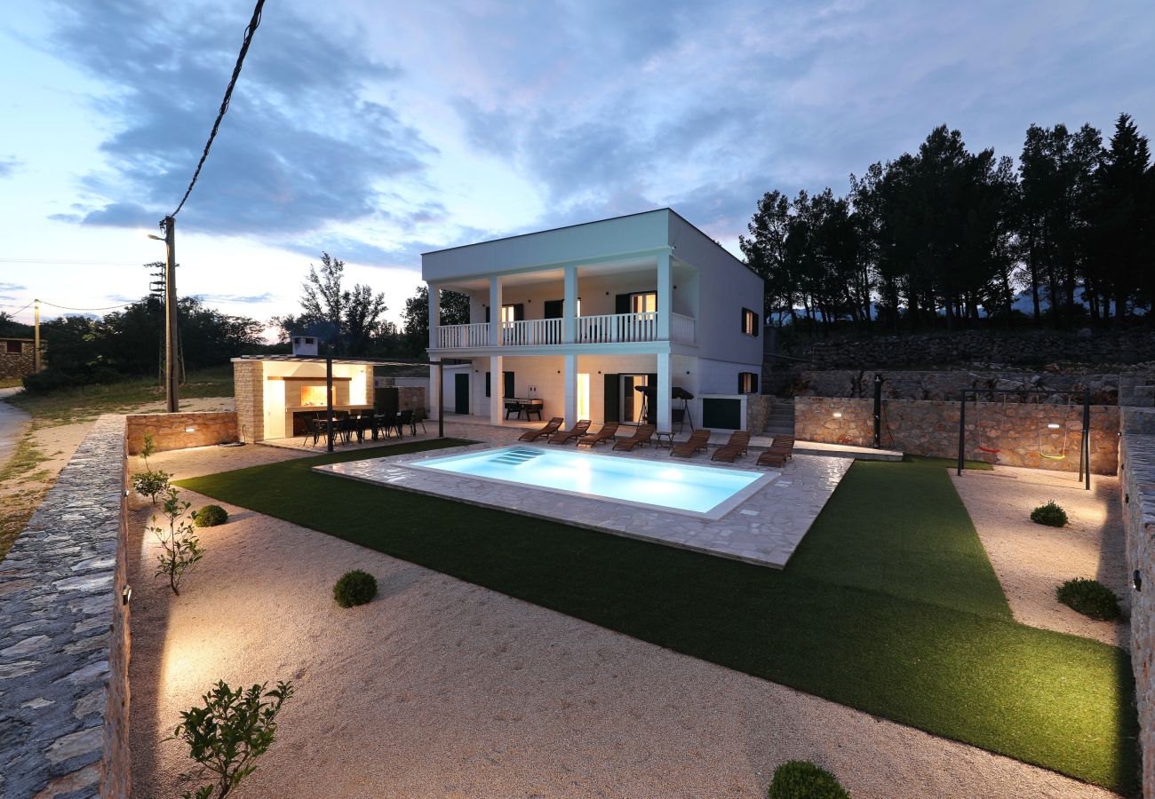 Villa in Kruševo - Villa Zrmanja mit beheiztem Pool