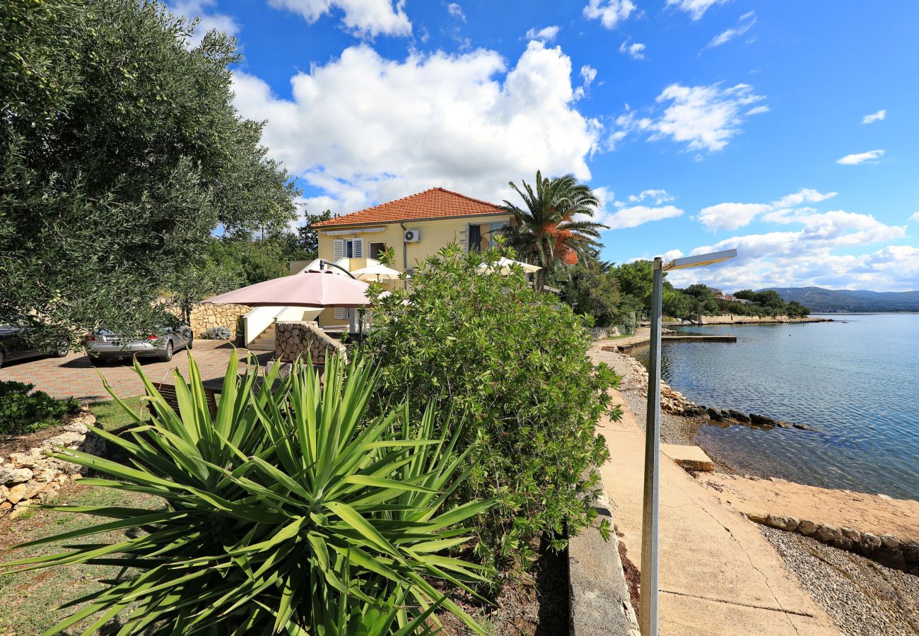 Ferienwohnung in Maslenica - Ferienwohnung Laura 1 direkt am Meer