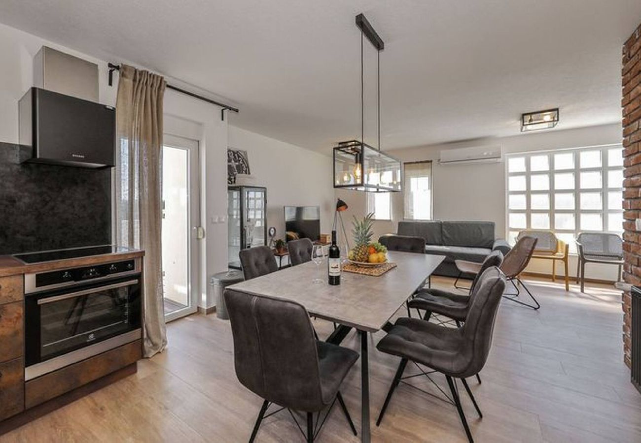 Villa in Starigrad - Villa Jimmy mit beheiztem Pool