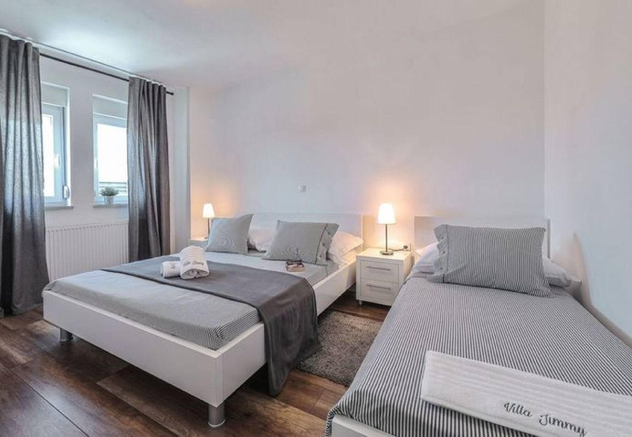 Villa in Starigrad - Villa Jimmy mit beheiztem Pool