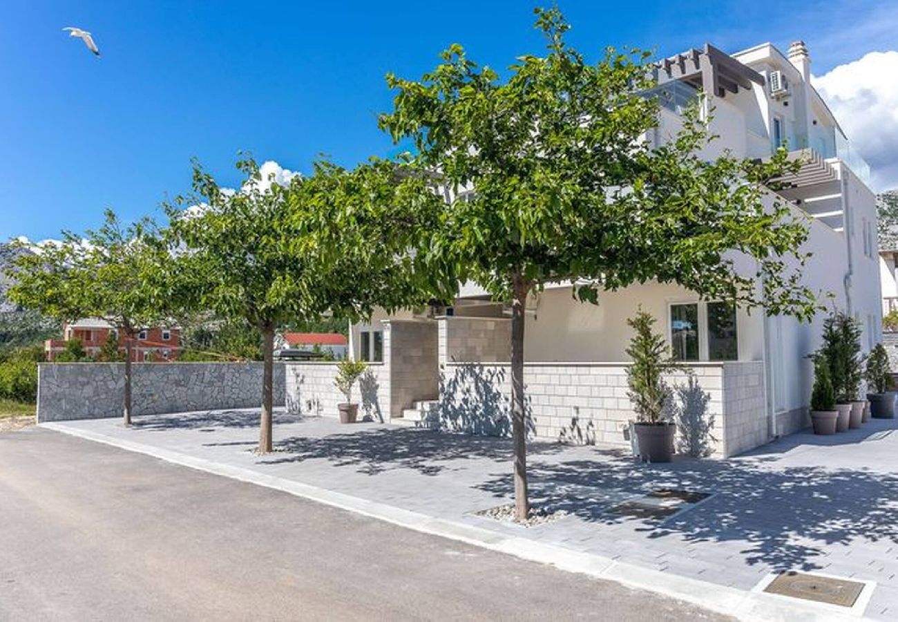 Villa in Starigrad - Villa Jimmy mit beheiztem Pool